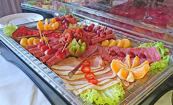 Salami- Schinkenplatte mit Früchten